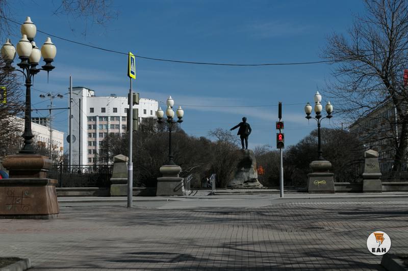 В Екатеринбурге перекроют центральную улицу  2 декабря проспект Ленина закроют от улицы Бажова до Луначарского на один час, с 10:45 до 11:45.   Ограничения движения связаны с церемонией возложения венков к памятнику маршала Георгия Константиновича Жукова — нужно пропустить праздничную колонну. Возложение проходит в честь дня рождения легендарного советского маршала, который будет 1 декабря.