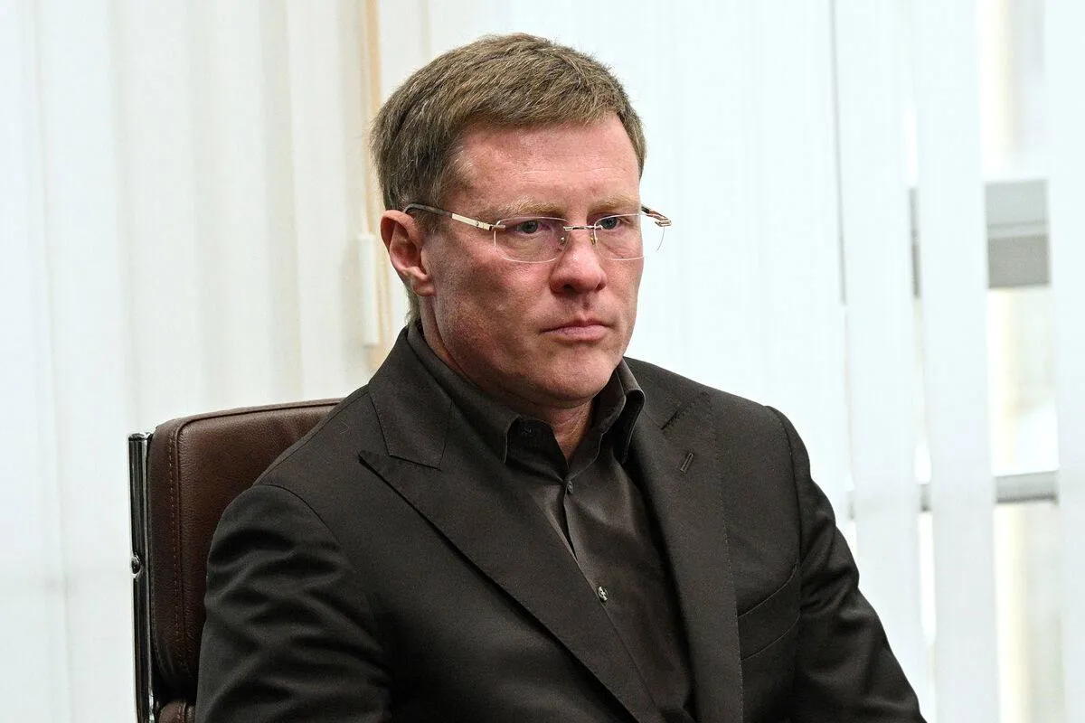 Еще один глава крупной букмекерской компании Сергей Анохин отправился в колонию Помимо 52 летнего экс гендиректора Фонбет Анохина на скамье подсудимых находились адвокат Валерий Юркин и бывший полицейский Артём Подопросветов Анохину назначили 8 лет и 2 месяца колонии Юркину 7 лет и 2 месяца Подопросветову 3 года и 6 месяцев Их признали виновными в ряде преступлений включая крупную взятку посредничество во взятке и мошенничество в особо крупном размере В 2024 году Анохин через Юркина и Подопросветова договорился о взятке оперативному сотруднику для сокрытия преступлений в аффилированных компаниях 10 миллионов рублей отправились самому сотруднику ещё 50 миллионами распорядились посредники Потенциальный получатель взятки при этом действовал в рамках оперативного эксперимента В январе 2025 года фигурантов задержали У подсудимых конфисковали 32 миллиона рублей и 80 тысяч долларов США в пользу государства Главные происшествия 112