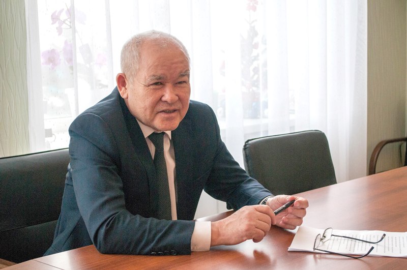 СУДЬБА ГЛАВЫ АСКИЗСКОГО РАЙОНА ОСТАЕТСЯ НЕИЗВЕСТНОЙ Официальные источники пока не торопятся сообщать о задержании главы Аскизского района Абрека Челтыгмашева и избрании ему меры пресечения По информации Свободной Хакасии Роман Васильевич был задержан накануне у себя дома В администрации проходили обыски Вместе с ним был задержан и первый заместитель Роман Чугунеков Между тем Роман Григорьевич на сегодняшнее утро находится на рабочем месте и исполняет обязанности главы пояснили нам в районной администрации Вероятно решено не обезглавливать муниципалитет потому как по его Уставу замещать главу может только первый зам А в других случаях потребуется решение депутатской сессии Где сейчас находится Абрек Васильевич родственникам тоже неизвестно дозвониться они не могут Телефон у него забрали и выключили По некоторым непроверенным данным главу могли увезти для следственных действий в Красноярский край Ждем официальных сообщений Фото аскиз пресса