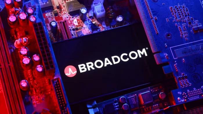 Акции Broadcom подскочили на 15 благодаря сотрудничеству с OpenAI Компания заявила что получила заказы на поставку специализированных ИИ чипов на сумму 10 млрд Хотя имя заказчика не раскрывается все уверены что речь идёт об OpenAI CNBC новости iphonesru