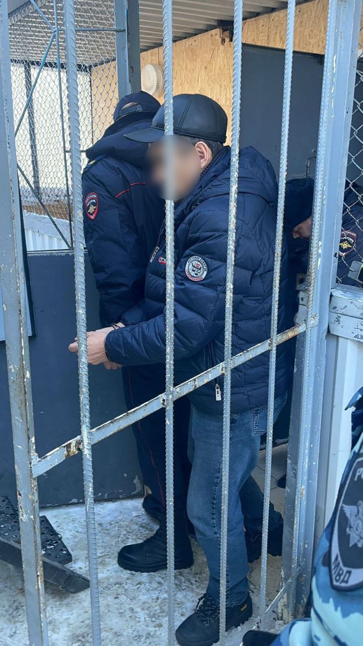 Бывшего работника ставропольского колхоза приговорили к 8,5 годам колонии за многомиллионные хищения  В Новоалександровском округе вынесен приговор 52-летнему местному жителю-участнику преступной группы, похитившей из племколхоза свыше 150 млн рублей. Об этом сообщили в краевой прокуратуре.    Как работала схема: • Принуждали работников оформлять займы, но деньги не выдавали • Подделывали документы об объемах урожая • Похищали выращенную продукцию • Выручку тратили на личные авто и недвижимость  Преступная группа действовала с 2019 года под руководством главы племколхоза. В неё входили бригадиры и другие сотрудники предприятия.  Злоумышленник пытался скрыться и был объявлен в федеральный розыск. ФСБ задержала его в ходе оперативных мероприятий.  Остальные участники группировки ранее уже получили различные сроки заключения. Приговор пока не вступил в силу.  Фото: УФСБ РФ по СК    / Все наши каналы
