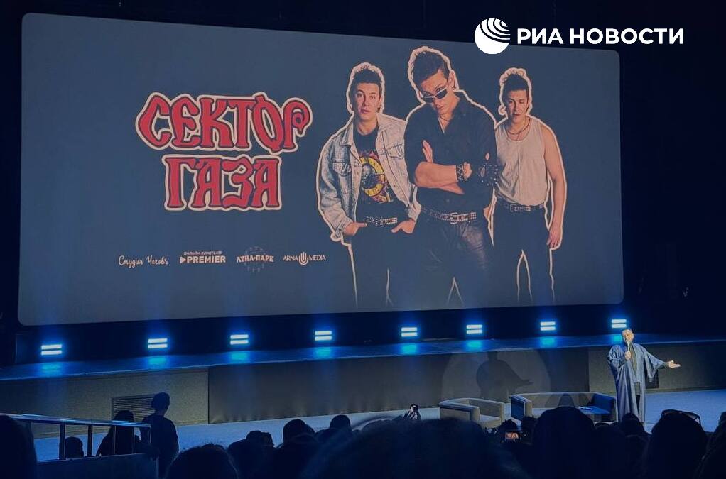 Никита Кологривый сыграет солиста группы Сектор газа Юрия Хоя сообщил генеральный продюсер онлайн кинотеатра Premier Давид Кочаров Онлайн кинотеатр Premier работает над фильмом про группу Сектор газа и показал тизер картины где Кологривый появился в образе известного музыканта Кочаров также выразил надежду что фильм удастся выпустить в следующем году Подписаться на РИА Новости