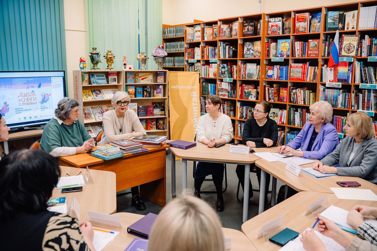 В Тульской области стартовала акция «Дарите книги с любовью»  " 10 февраля в Тульской областной детской библиотеке состоялся круглый стол, посвященный комплектованию библиотек региона. Он приурочен к ежегодной акции «Дарите книги с любовью», которая проходит в рамках Международного дня книгодарения...   В круглом столе приняли участие руководители и специалисты регионального библиотечно-информационного комплекса и муниципальных библиотек региона.   Министр культуры и туризма Тульской области Татьяна Рыбкина подчеркнула значение библиотекарей как экспертов в литературе. Библиотеки должны хранить «золотой фонд» и одновременно знакомить читателей с современными авторами и творчеством земляков...   В рамках акции книгодарения Татьяна Рыбкина передала от своего имени в областную детскую библиотеку комплект современных книг для читателей разного возраста и интересов. "  tularegion.ru/presscenter/press-release/?ELEMENT_ID=420778