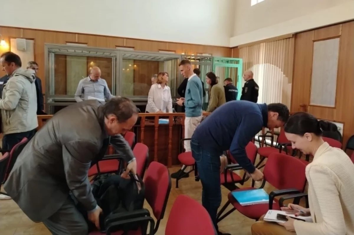 В четверг, 5 июня, в Первомайском районном суде Владивостока началось слушание дела о попытке захвата акций оборонного предприятия «Восточная верфь» . Как отметил Telegram-канал «ОПС-медиа», на скамье подсудимых оказались бывший прокурор Приморского края Валерий Василенко, экс-помощник депутата Госдумы Сергей Кралевич, бывший «вор в законе» Владимир Широков, экс-директор свиноводческого комплекса Олег Зубахин и преподаватель ДВФУ Яна Поливода . Суд проходит в открытом формате, присутствуют журналисты пяти изданий . Защита Василенко просила изменить меру пресечения, но суд отказал. Заседание длилось чуть более двух часов и перенесено на другой день ⏰. #Владивосток #Василенко #Восточнаяверфь #суд #новости #ОПСмедиа Подробнее