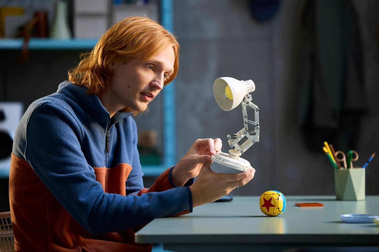 LEGO представила набор, посвященный культовому маскоту Pixar – Люксо Младшему. Сначала он появился в первой короткометражке студии, а затем стал символом в заставках мультфильмов. В набор, помимо самой лампы, входит шар с отсылками к знаменитым фильмам Pixar. Также в комплекте есть буклет с интервью от его создателя. Этот набор выпущен в рамках серии LEGO Ideas, где идеи предлагают и выбирают сами поклонники. Набор поступит в продажу 1 июня по цене $69. Предзаказ уже открыт на официальном сайте LEGO.
