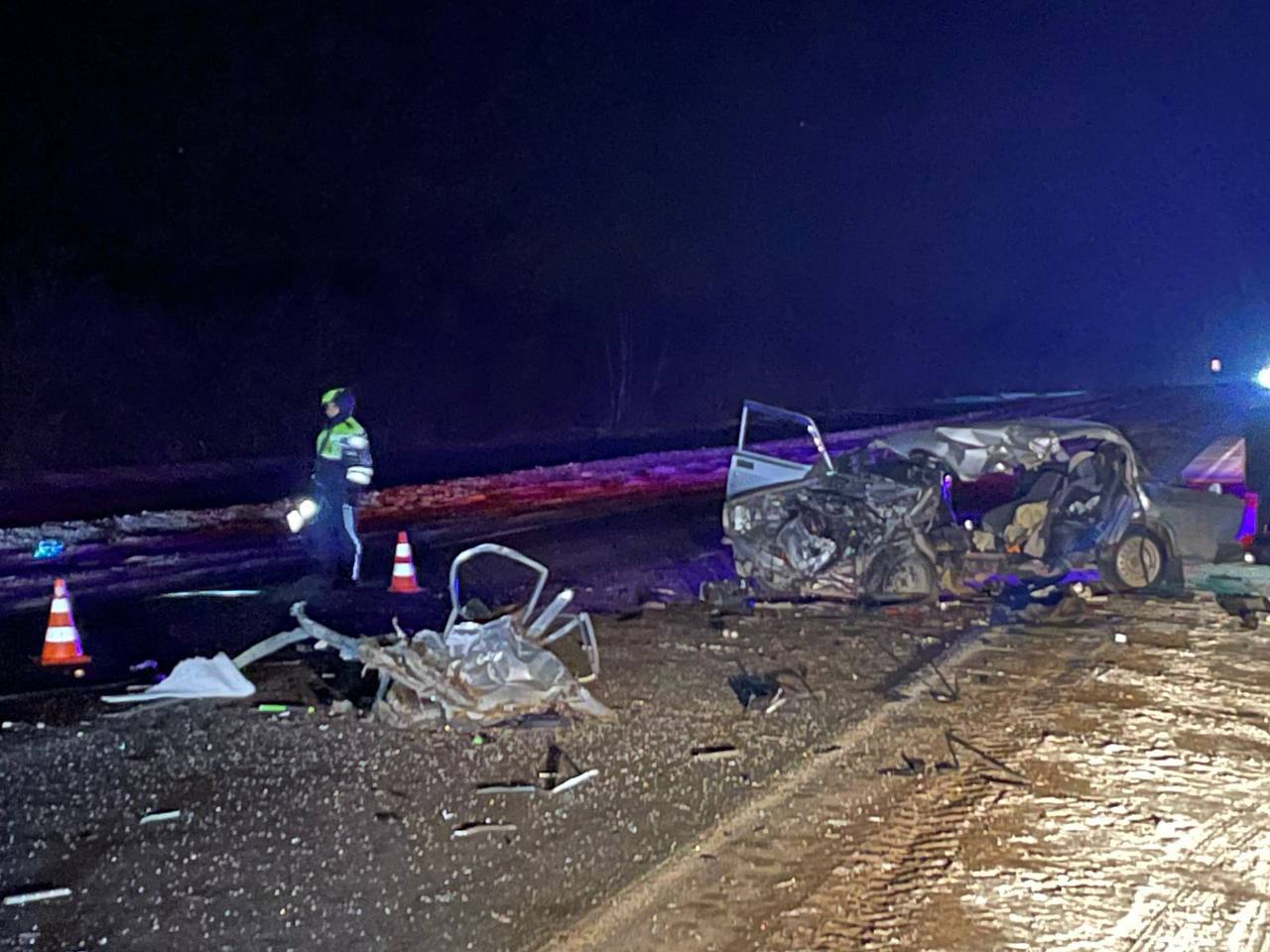 Два человека погибло в ДТП в Самарской области. Ещё двое, в том числе, четырёхлетний ребёнок доставлены в больницу. Об этом ГТРК «Самара» сообщил свой источник в правоохранительных органах.   В четверг, 6 февраля, в 3.45 утра на 349 км автодороги Казань-Буинск-Ульяновск у села Пролейка столкнулись автомобиль ВАЗ-2107 и КАМАЗ.  По предварительной информации, малолитражка пошла на обгон.   На месте ДТП работу экстренных служб и оперативно-следственной группы координируют представители Прокуратуры Самарской области.     Прокуратура Самарской области