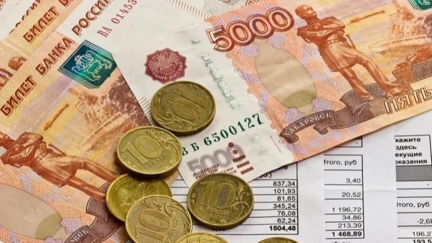 Тарифы на обслуживание жилья в Челябинске выросли на 11 Челябинская городская Дума на сегодняшнем заседании приняла решение об увеличении платы за содержание жилого помещения в областной столице Рост составил 11 Кого коснутся изменения Новые тарифы распространяются на Жилье относящееся к государственному или муниципальному жилищному фонду Собственников не выбравших способ управления многоквартирным домом МКД Собственников не утвердивших размер платы за содержание жилья на общем собрании Важно отметить собственники которые провели общее собрание и установили свой размер платы за содержание жилья под действие данного решения не подпадают Размер их платы регулируется решением общего собрания Сколько теперь платить По информации представленной вице мэром по городскому хозяйству Александром Астаховым плата за содержание жилья увеличится на 11 и составит от 24 66 рубля до 33 12 рубля за квадратный метр На итоговую сумму влияют наличие лифта наличие мусоропровода наличие газового оборудования Астахов подчеркнул что индексация произведена в соответствии с Жилищным кодексом РФ и рекомендациями Министерства строительства и жилищно коммунального хозяйства Минстроя РФ и соответствует среднегодовому индексу потребительских цен в сфере ЖКХ на 2025 год Напомним что Минэкономразвития РФ прогнозирует дальнейший рост тарифов ЖКХ в ближайшие годы К 2028 году ожидается подорожание газа на 25 7 электроэнергии на 29 тепловой энергии на 26 водоснабжения на 24 6 ЖКХ Южного Урала Подписаться Прислать новость novosti chelyab bot