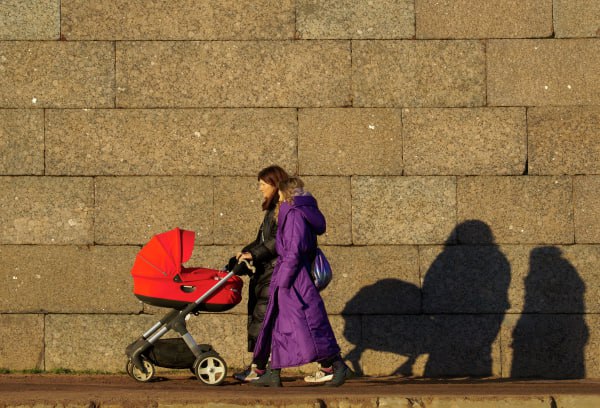 Кабмин одобрил приём на работу без испытательного срока женщин с детьми до трёх лет Сейчас мера действует для матерей с детьми до полутора лет Правительство поддержало законопроект который предполагает внесение соответствующих изменений в Трудовой кодекс пишет ТАСС Автором инициативы выступил глава думского комитета по труду соцполитике и делам ветеранов Ярослав Нилов В пояснительной записке говорится что воспитание ребёнка до трёх лет это период чрезвычайной нагрузки и повышенной ответственности для женщины особенно в случае завершения декрета а установление испытательного срока при приёме на работу создаёт избыточный стресс и дополнительные психологические барьеры Подписаться на Говорит Москва Telegram VK MAX