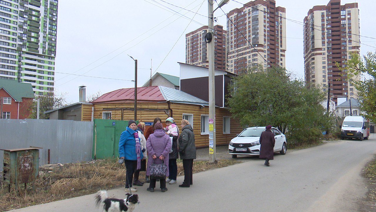 В Воронеже частные дома окажутся во дворе многоэтажек из-за точечной застройки  На улице Гродненской выкупили 14 частных домов, расчистили территорию и готовятся к началу работ. Местные жители же уверены, что условий для такого количества людей нет и хотят запретить стройку.  – Отсутствие детского сада, отсутствие школы, детская поликлиника не планируется, уже 40 лет ничего не меняется, а дети болеют. У нас отсутствуют дороги, электрические сети старые, – рассказала местная жительница Виктория Литвинцева.  В администрации города ответили, что никаких нарушений нет – участок принадлежит застройщику, разрешение на строительство выдали в октябре.