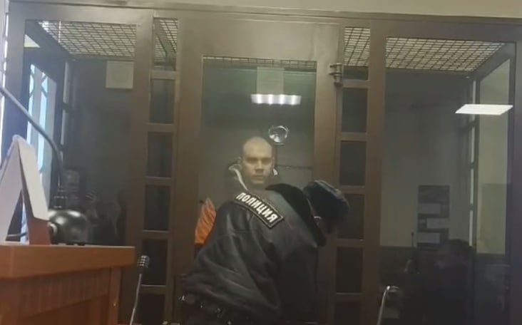 Убившего трансгендерную женщину петербуржца приговорили к 11 годам колонии Всеволожский городской суд приговорил к 11 годам колонии строгого режима Даниила Кузнецова сообщила прокуратура Ленобласти Мужчину признали виновным в убийстве трансгендерной женщины Арины Демчук Дело Убийство случилось 26 февраля в квартире на проспекте Авиаторов Балтики в Мурине Согласно материалам дела Кузнецов в состоянии опьянения несколько раз ударил по голове а затем задушил Демчук В квартире в это время находилась жена Кузнецова трансгендерная женщина Лолита которая проходит по делу свидетелем Тело пролежало в квартире около трех дней Затем Кузнецов по версии следствия расчленил и поместил его в два чемодана которые отвез к Неве 1 марта чемоданы обнаружил любитель моржевания Через три дня Кузнецова задержали он признал вину Фото пресс служба судов Петербурга Подписывайтесь на Бумагу и предлагайте новости