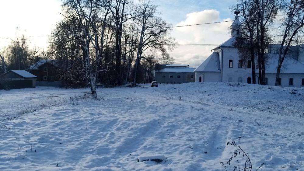 Настоящая зима пришла в Юрьев-Польский: в городе выросли сугробы  Их намело за ночь. О том, сколько осадков выпало, можно судить по видео: на ролике видно, что слой снега достаточно большой. Автомобилистам пришлось очищать машины скребками.  Фото и видео – Сергей Трубкин   Подписаться I Написать в редакцию