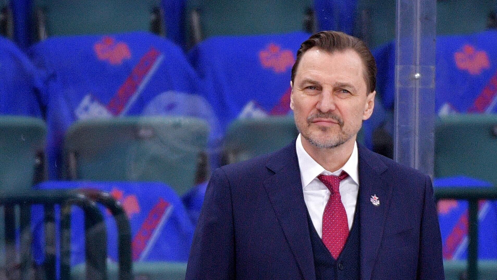 Трехкратный обладатель Кубка Стэнли в составе Детройт Ред Уингз и член Зала хоккейной славы Сергей Федоров лично пригласил российского нападающего и капитана клуба Национальной хоккейной лиги НХЛ Александра Овечкина на церемонию выведения из обращения своего игрового номера сообщает журналистка Даниэлла Брюс на своей странице в соцсети X В августе стало известно что Детройт выведет из обращения номер Федорова Торжественная церемония пройдет 12 января перед домашней игрой с Каролиной Харрикейнз свитер с номером 91 будет поднят под своды арены клуба Я спросила Ови как сейчас складываются его отношения с Сергеем Федоровым и он ответил что все по прежнему хорошо Сергей лично пригласил Ови на церемонию вывода из обращения его номера 12 января Все будет зависеть от расписания НХЛ и от того сможет ли Ови приехать но как было бы здорово если бы мы увидели его здесь в Детройте на церемонии поднятия 91 го номера под своды арены заявила Брюс