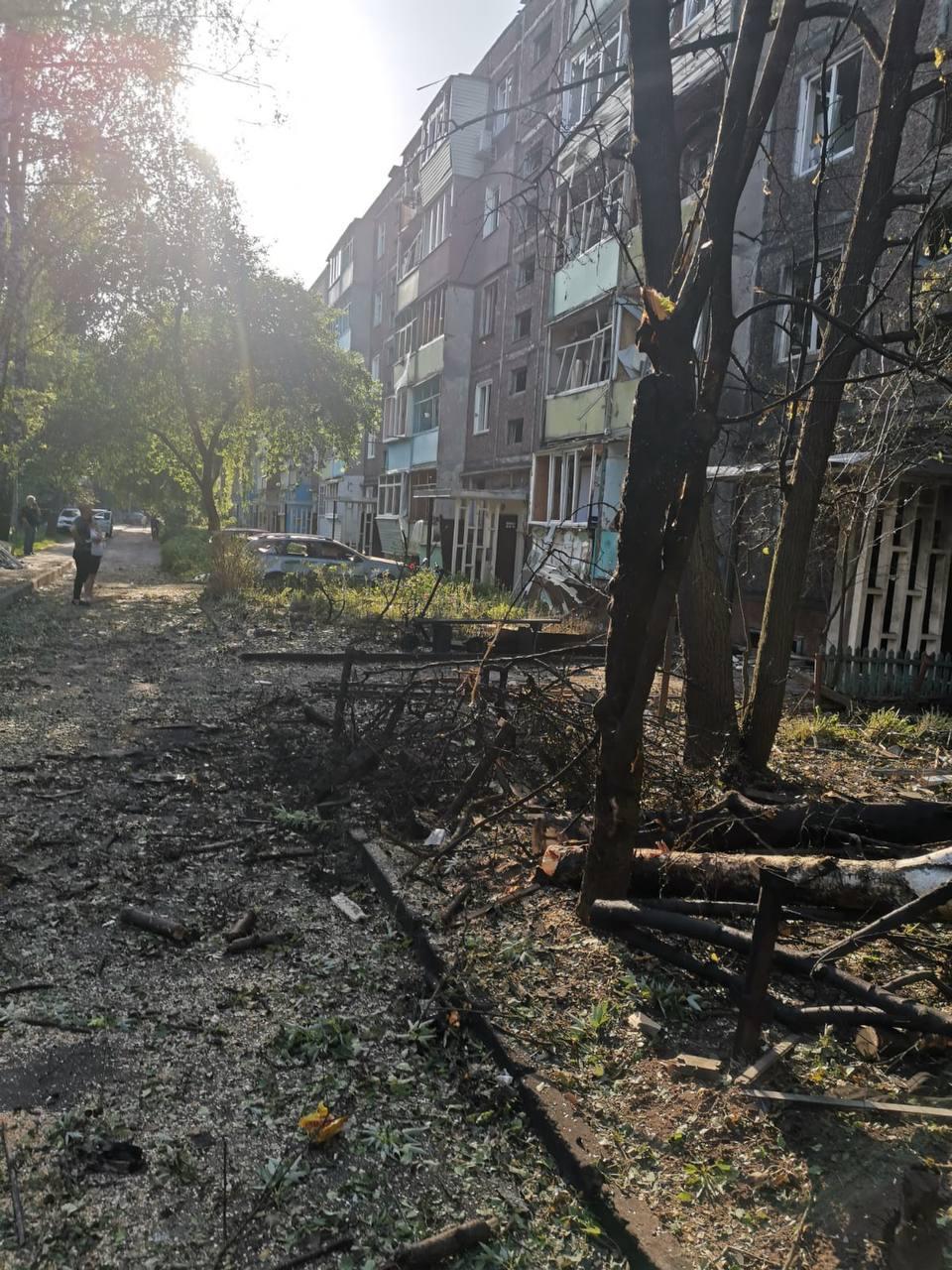 Кадры последствий удара по Чернигову. "Есть пострадавшие. Повреждены жилые дома, объекты критической инфраструктуры и социальной сферы", - сообщает и. о. мэра Александр Ломако.