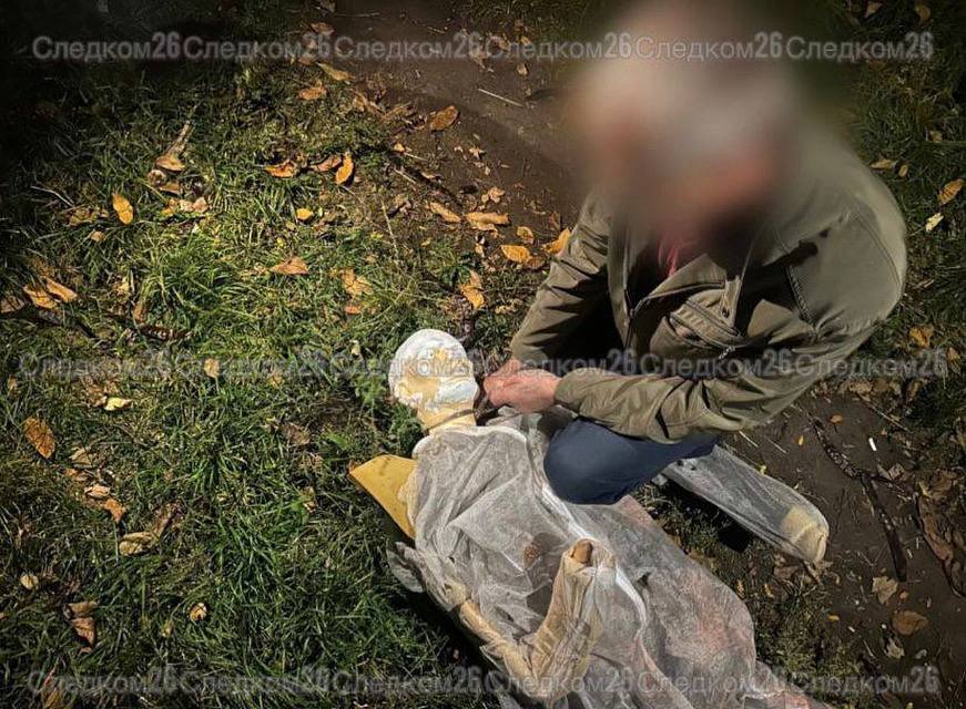 Поссорился и задушил ставрополец попал под следствие за убийство знакомого В ночь на 12 октября мужчина распивал спиртное со своим знакомым после чего пошел его провожать По дороге между ними произошел конфликт фигурант задушил потерпевшего ремнем от сумки Мужчину заключили под стражу Расследование уголовного дела продолжается chp26rus