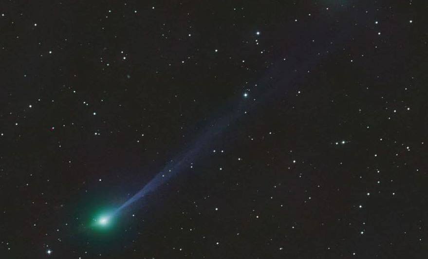 Межзвёздный объект 3I ATLAS продолжает интриговать У 3I ATLAS по прежнему заметен редкий пылевой антихвост ответный хвост направленный в сторону противоположную обычному Сейчас комета удаляется от Солнца и снимки становятся лучше Антихвост виден уже давно хотя классическое объяснение для обычных комет здесь не подходит Земля ещё не проходит через плоскость её орбиты а эффект обычно длится всего 1 2 дня У 3I ATLAS же эта деталь держится устойчиво с момента открытия Учёные предполагают естественное объяснение на солнечной стороне объекта может скапливаться крупная тяжёлая пыль которую свет не сдувает Она и формирует короткий устойчивый антихвост Такое уже наблюдали у некоторых комет например у C 2014 UN271 Что будет дальше станет ясно в декабре когда объект пересечёт плоскость орбиты Земли и мы увидим его под новым углом Истина где то рядом Фото Michael Jaeger spaceweathergallery2 com