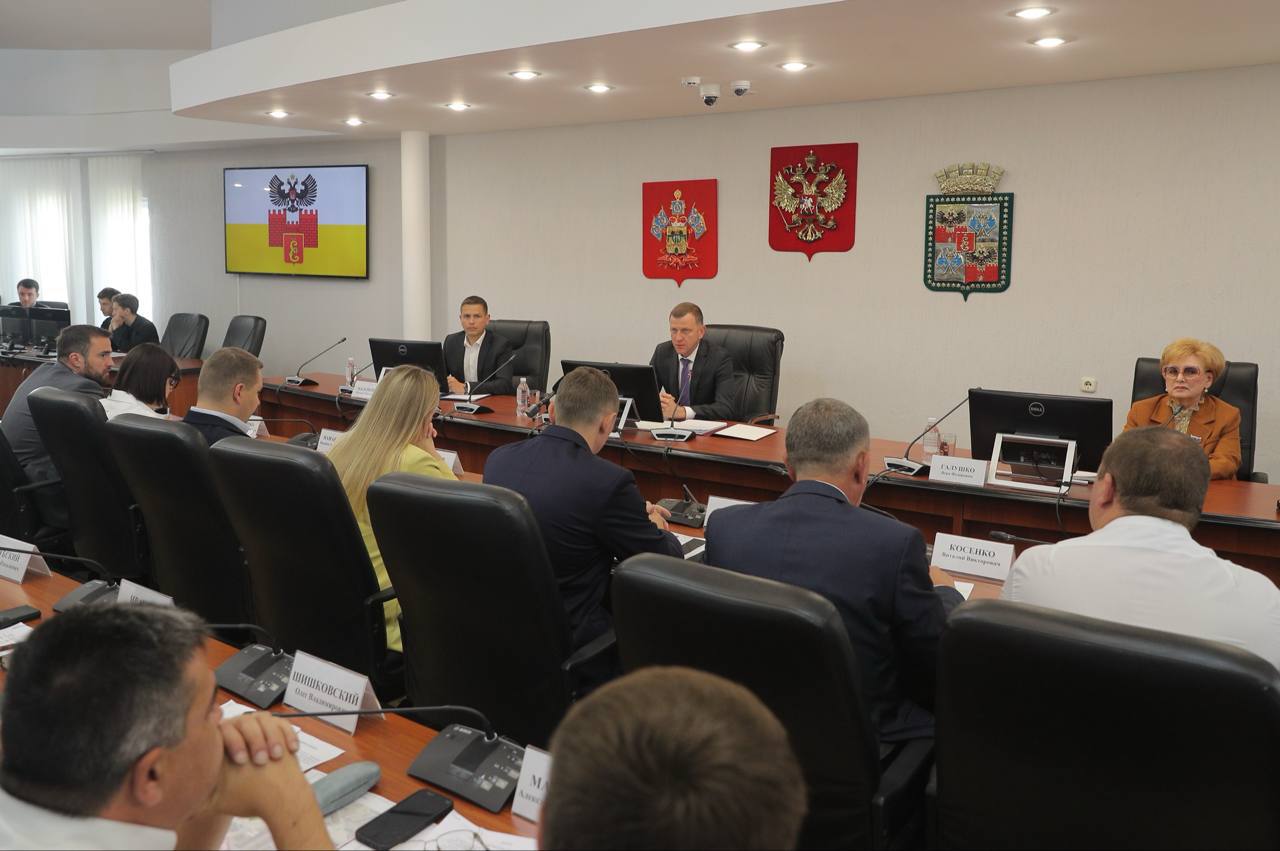 Расширенное аппаратное совещание провёл мэр Краснодара Евгений Наумов  Обсудили такие вопросы, как подготовка к отопительному сезону Особое внимание уделено срокам проведения профилактических работ. Недопустимо, когда плановое отключение горячей воды на 14 дней растягивается на месяц, подчеркнул глава Краснодара.  Говорили о борьбе с амброзией. На текущий момент выкошено 15 тыс. га сорной растительности. В преддверии пика аллергического сезона работы по покосу будут усилены, особенно:  - вблизи социальных объектов;   - в парковых зонах;   - вдоль автодорог и пешеходных маршрутов.    В рамках краевой программы ведётся ремонт 10 дорог общей протяжённостью более 25 км.  Дополнительные участки по обращениям жителей: - ул. Норковая  Знаменский ;   - ул. Журавлиная  Новознаменский ;   - ул. Заводовского;   - ул. Тверская.    #неделямэра   Телеканал «Краснодар»   написать