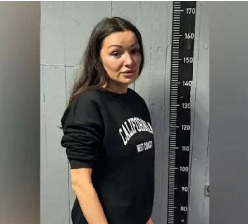 Блогершу из Иркутска оштрафовали на 45 тысяч рублей за нацистские высказывания Также в отношении нее возбуждены уголовные дела за оскорбление полиции и насилие в отношении представителей власти при задержании Об этом сообщает RT со ссылкой на ответ регионального МВД который последовал на запрос общественного движения Зов народа Сообщается что Махмутова была привлечена к ответственности за пропаганду или демонстрацию нацистской атрибутики Также в отношении неё возбуждены уголовные дела за оскорбление и применение насилия к представителю власти В ходе следствия было установлено что она нанесла удар ногой полицейскому и укусила оперативника Напомним что 12 июня 35 летняя женщина во время управления автомобилем записала и разместила в соцсетях видео в котором возмущалась что из за государственного праздника Дня России не работают государственные организации а затем она пожелала смерти участникам СВО и выразила намерение отпраздновать их гибель бокалом вина Также в её высказываниях обнаружены слова дискредитирующие Вооружённые Силы Российской Федерации