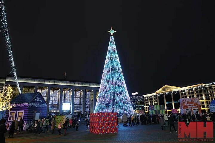 В Минске зажгли огни главной новогодней елки страны.   Мигает она десятками вариаций.     Не открывается ссылка? Попробуйте эту или скачайте наше приложение для Android или iOS.