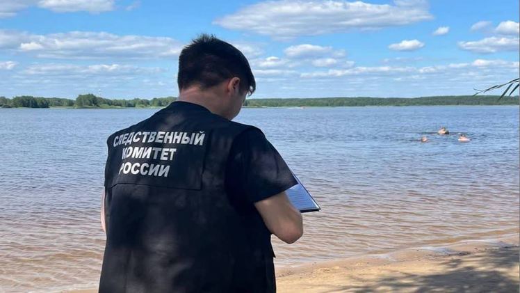 В Березниках устанавливают обстоятельства гибели подростка В Березниках следователем СК России устанавливаются обстоятельства гибели несовершеннолетнего во время купания в реке. Предварительно установлено, что в дневное время 01 августа 17-юноша утонул в реке Ленва, купаясь без присмотра. 03 августа его тело было обнаружено спасателями и следователями.
