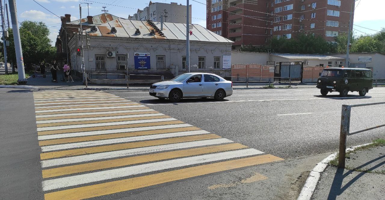 В Оренбурге планируют нанести дорожную разметку до Дня знаний  Работы по обновлению начались ещё в мае. Закончить их рассчитывают к 1 сентября. Особое внимание уделят оживлённым участкам дорог и подходам к образовательным заведениям.  В планах «УКСа» значатся улицы Аксакова, Джангильдина, Ткачева, Одесская, Челюскинцев, Чичерина и другие.       Оренбуржье