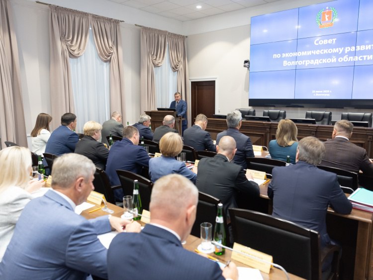 К развитию Волгоградской области будут еще активнее привлекать инвесторов В Волгоградской области прошло заседание совета по экономическому развитию. Как рассказали Волжский.ру в региональной администрации, в обсуждении приняли участие почти 50 человек — руководство органов исполнительной власти, представители институтов развития. Было отмечено, что ситуация социально-экономическая ситуация в регионе остается стабильной, но из-за меняющейся остановки требуется скорректировать подходы. Подробнее на Волжский.ру: #ВолжскийРу #волжский #vlz