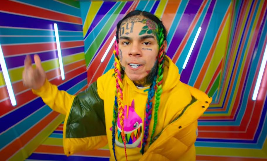 Концерт 6ix9ine в Москве отменён. Причиной стали проблемы с документами исполнителя.   Предположительно, концерт перенесут на зиму.