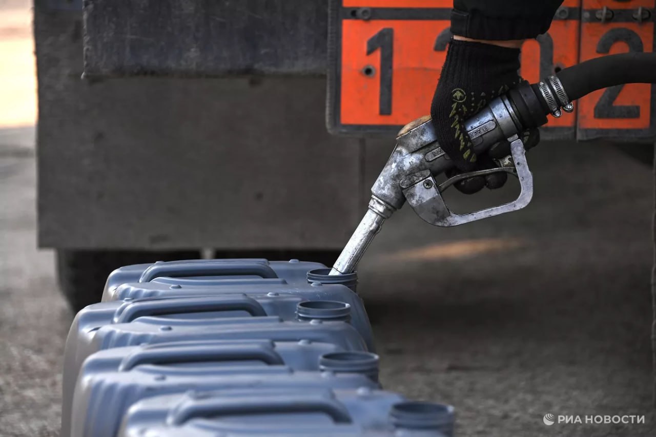 Правительство России рассматривает продление ограничений на экспорт бензина и дизельного топлива до февраля 2026 года включительно сообщили РИА Новости источники знакомые с обсуждениями В понедельник вице премьер Александр Новак провел совещание о ситуации на внутреннем рынке топлива Эмбарго на вывоз бензина за рубеж для всех экспортеров а также запрет на экспорт дизельного и судового топлива и прочих газойлей для непроизводителей действует до конца этого года Подписаться на РИА Новости экономика Все наши каналы