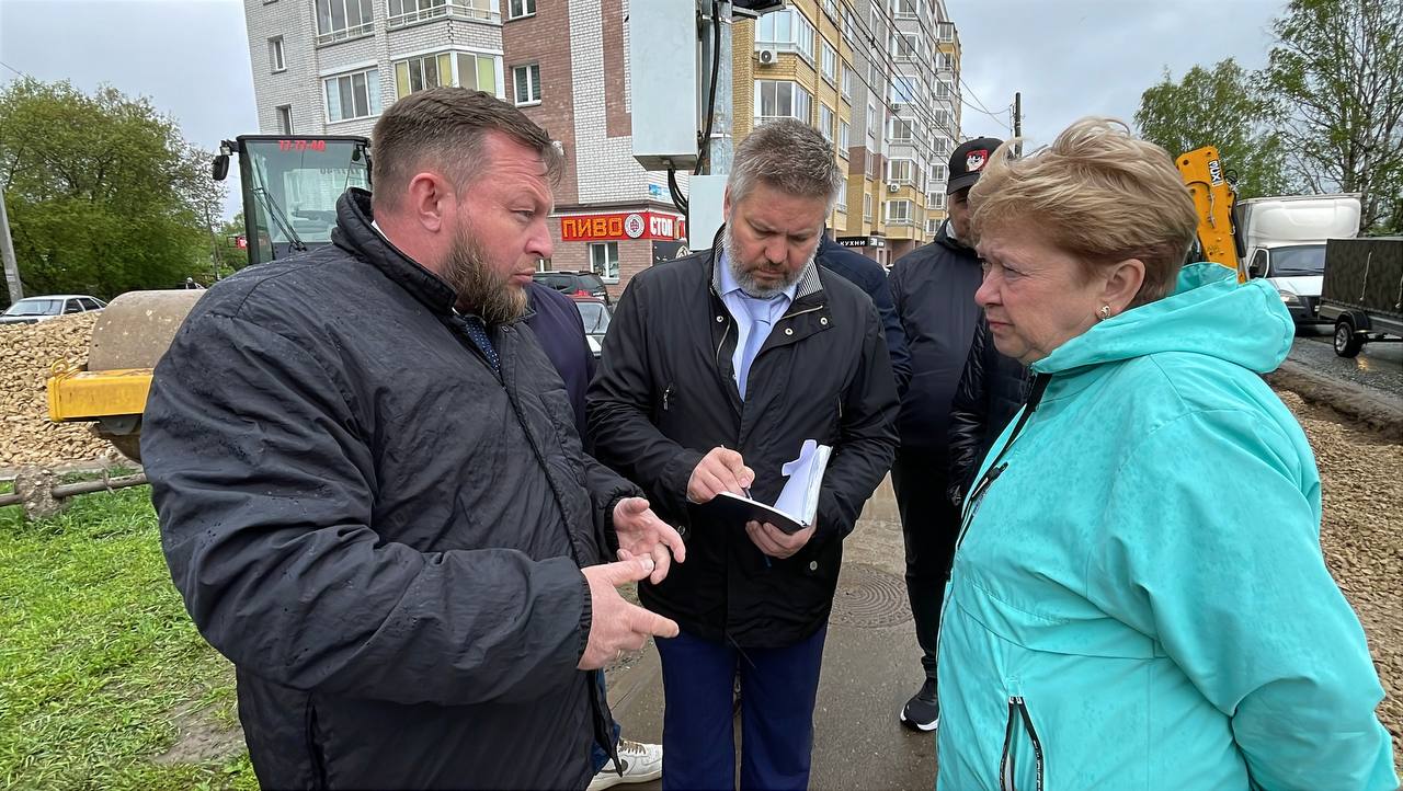 Глава горадминистрации Вячеслав Симаков проверил работы на улице Ульяновской Перекресток Ульяновской и Щорса собираются "разгрузить". В этом году там укрепят обочину, что позволит расширить проезжую часть. Также планируется развести транспортные и пешеходные потоки. В перспективе - дополнительный съезд с Ульяновской на Энтузиастов, ремонт участка улицы Солнечной, ведущего на улицу Егоровскую. Застройщики выкупают земельные участки для строительства выезда из микрорайона Урванцево на улицу Щорса.