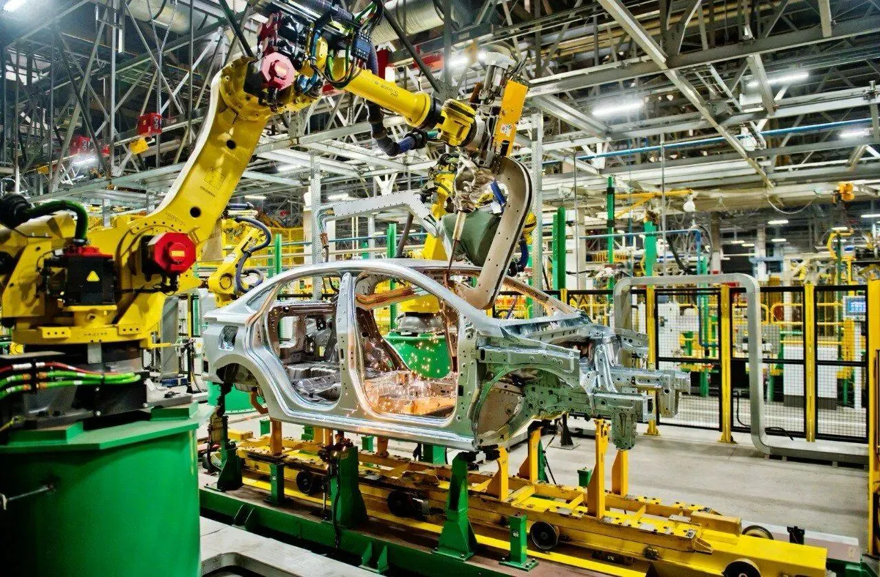 АвтоВАЗ на майских потратит полмиллиарда рублей на модернизацию Отечественный автогигант использует период планового оплачиваемого отпуска с 1 по 13 мая на модернизацию производственных мощностей Общий бюджет запланированных работ составит 530 миллионов рублей Деньги пойдут на подготовку к выпуску Лады Azimut модернизацию сборочной линии Нивы Планируется произвести пусконаладочные работы новых обрабатывающих центров где будут изготавливаться двигатели 1 6 и 1 8 для Азимута Также обновят оборудование в цехах сварки окраски и на сборочных линиях Всего АвтоВАЗ запланировал более 15 тысяч работ суммарной ёмкостью 110 тысяч человекодней