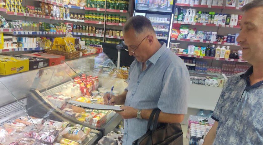 Минпромторг: отклонения цен на социально значимые товары в Пологах незначительны Сотрудники Министерства промышленности и торговли Запорожской области провели мониторинг цен на социально значимые товары в Пологах. Об этом корреспонденту Запорожского агентства новостей сообщил исполняющий обязанности заместителя министра Минпромторга Андрей Кочетов. «Представители Министерства промышленности и торговли провели мониторинг цен на социально значимые товары в городе Пологи Запорожской области. Мы понимаем, насколько там сложная ситуация, но, несмотря на это, в магазинах представлен достаточно обширный ассортимент товаров. Отклонения цен на социально значимые товары есть, но они незначительны», — отметил Кочетов. В трех из пяти проверенных магазинов Полог уже используется контрольно-кассовая техника. Читать полностью