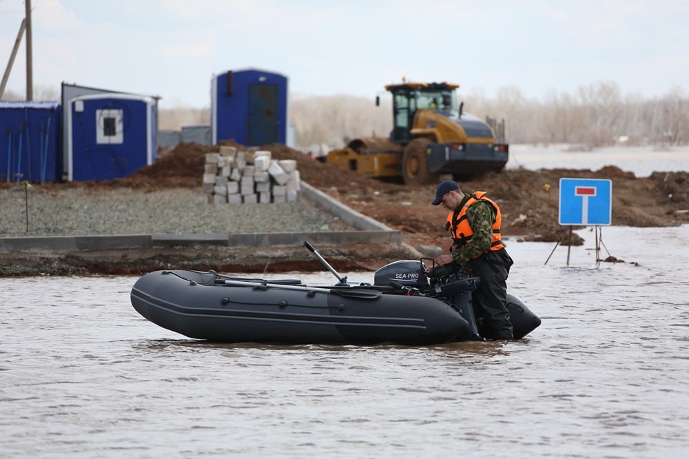 Оренбуржье вне зоны риска по паводку 2026 Оренбургская область не вошла в число регионов с неблагоприятным паводковым прогнозом на 2026 год Об этом сообщил губернатор Евгений Солнцев по итогам федерального совещания При этом область готовится и к возможным рискам сформирована группировка из более 10 тысяч человек и 2 5 тысячи единиц техники при необходимости развернут 508 пунктов временного размещения на 82 тысячи человек Фото Евгений Булгаков
