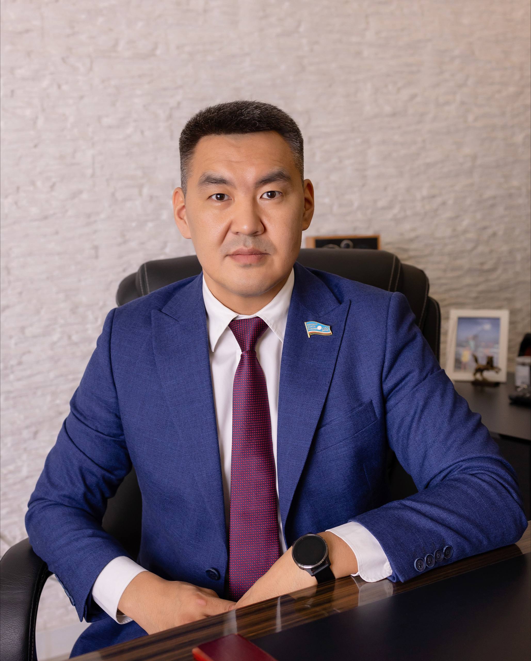 С 2019 года объем финансирования на поддержку семей с детьми в республике возрос почти в 7 раз и в 2024 году составил 29,2 млрд рублей. Об этом сообщил сегодня секретарь Якутского регионального отделения Партии «ЕДИНАЯ РОССИЯ», Глава Якутии Айсен Николаев, выступая на XIII пленарном заседании Государственного Собрания Ил Тумэн Республики Саха Якутия с отчетом о результатах деятельности Правительства РС Я за 2024 год. Олег Марков, член фракции «Единая Россия» в Госсобрании Республики Саха Якутия , генеральный директор «НВК Саха»: - Важной темой выступления Айсена Сергеевича стал отчет о мерах социальной поддержки семей с детьми. Глава озвучил, что за последние 5 лет объем финансирования на поддержку семей в республике возрос в 7 раз. Развивается система пособий, охватывающая различные категории семей и учитывающая их потребности. В Партии «ЕДИНАЯ РОССИЯ» реализуется партийный проект «Крепкая семья». Уверен, люди понимают, что институт семьи и детства в республике и стране всегда является первостепенной ценностью и одной из приоритетных задач в государственной политике региона. #ВместеТолькоВперёд #ЕдинаяРоссия #ЕР14