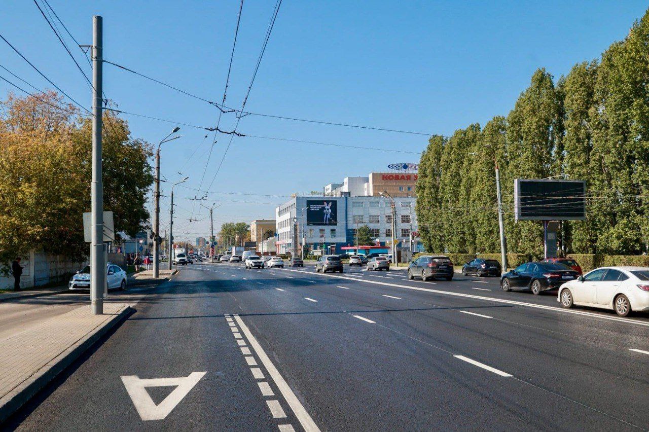 Ремонт километрового участка Московского шоссе завершен в Нижнем Новгороде На участке от метромоста до Сормовского шоссе уложен новый асфальт сделаны технические тротуары нанесена разметка и завершается установка знаков Работы велись преимущественно ночью чтобы снизить неудобства для автомобилистов Нижегородская Стрелка Z Подпишись