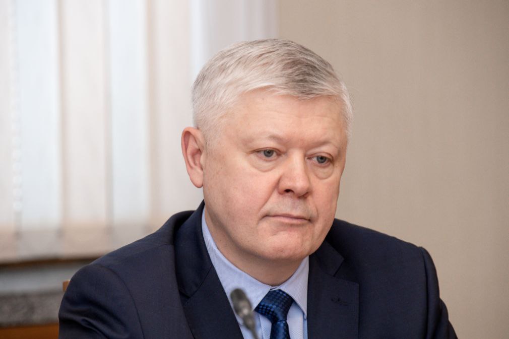 Единая Россия предлагает усилить профилактические меры по противодействию искажению исторической правды Соответствующей проект закона внесен в Госдуму группой депутатов и сенаторов Документ дополняет действующий закон об основах системы профилактики правонарушений новыми положениями Авторы предлагают усилить профилактические меры по противодействию искажению исторической правды Мы видим что спецслужбы недружественных стран не прекращают подрывную работу по фальсификации истории России и манипулируют общественным сознанием провоцируя противоправное поведение отметил один из авторов законопроекта председатель комитета ГД по безопасности и противодействию коррупции Василий Пискарев Совершенствование системы профилактики правонарушений позволит повысить эффективность мер по обеспечению безопасности защите национальных интересов и традиционных духовно нравственных ценностей в том числе поможет пресекать деструктивную пропаганду направленную на уклонение от защиты Отечества По словам парламентария формирование у молодежи критического мышления и устойчивости к фейкам укрепляет гражданскую ответственность Защита Родины начинается с правды о нашей славной истории нашем настоящем и гражданском долге каждого из нас резюмировал Пискарев ergosdumaofficial