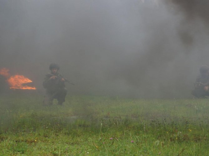 Семья погибшего участника СВО из Северодвинска с трудом добилась мер господдержки Прокуратура Северодвинска провела проверку по обращению членов семьи погибшего участника СВО в связи с отказом им в предоставлении мер господдержки Ранее отдел социальной защиты населения отказал в предоставлении региональной единовременной выплаты в размере 2 млн рублей отцу являющемуся пенсионером и инвалидом супруге а также сыну погибшего участника специальной военной операции Отказ был обусловлен отсутствием факта заключения участником СВО контракта с Министерством обороны России Однако нам самом деле уроженец Северодвинска является ветераном боевых действий он выполнял цели и задачи специальной военной операции в связи с чем члены его семьи имеют право на получение социальной гарантии предусмотренной областным законодательством В этой связи прокурором города в суд в интересах семьи погибшего было направлено исковое заявление о признании отказов незаконными и возложении обязанности произвести региональную выплату Исковые требования прокуратуры удовлетворены исполнение решения суда находится на контроле прокурора говорится в релизе надзорного органа