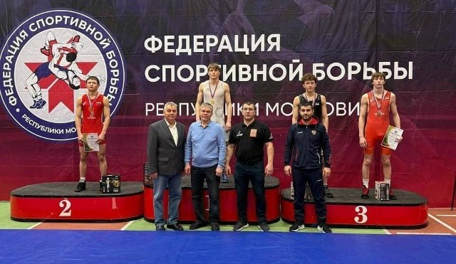 Спортсмен из Тольятти победитель первенства ПФО по греко римской борьбе Соревнования проходили в Саранске с 8 по 11 января среди юношей до 18 лет Золото взял воспитанник тольяттинской школы олимпийского резерва 5 Спортивная борьба Арсений Владимиров под руководством тренеров Александра Скопинцева и Хорена Текнеджяна Администрация Тольятти Еще больше новостей на сайте 450media ru