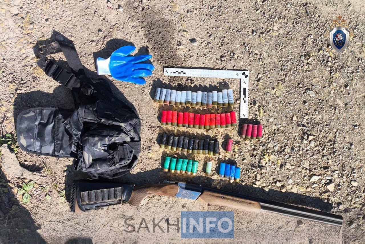 Не менее двух выстрелов из ружья: тымовчанин обвиняется в покушении на убийство Как стало известно «Сахалин Инфо», ночью 24 мая 2025 года 46-летний житель Тымовского в ходе ссоры, на фоне личной неприязни, задумал убийство. «Реализуя задуманное, обвиняемый произвёл не менее 2 выстрелов из оружия в сторону потерпевшего, причинив последнему многочисленные огнестрельные ранения в области тела. Однако свой преступный умысел обвиняемый довести до конца не смог по не зависящим от него обстоятельствам, поскольку потерпевший смог от него скрыться.», - сообщили в СУ СК РФ по Сахалинской области. Подозреваемый заключен под стражу. По уголовному делу проводятся следственные действия, направленные на сбор и закрепление доказательств.