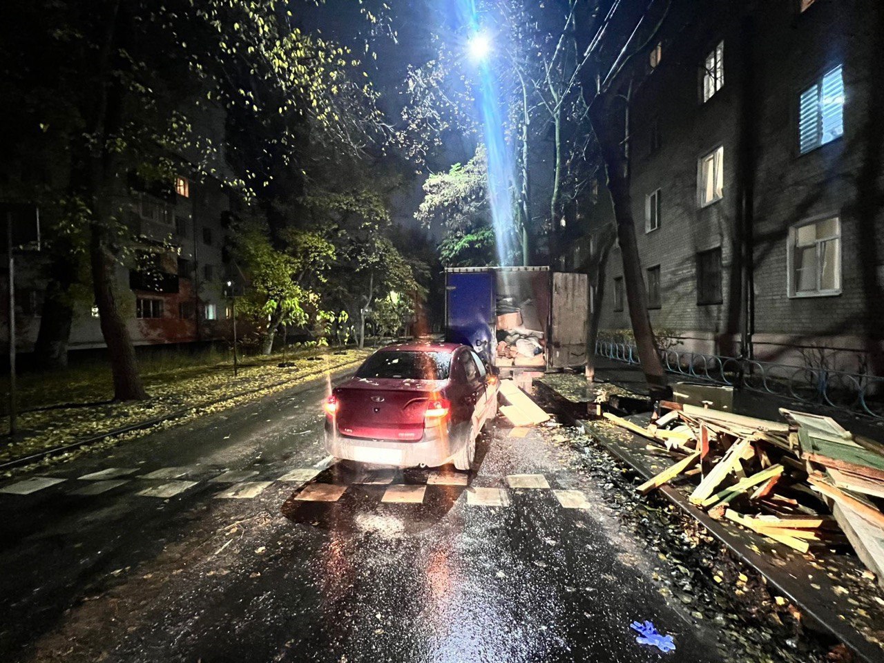 В Воронеже пьяный водитель едва не задавил девушку Авария произошла вечером 28 октября около дома 34 на улице Торпедо Предварительно водитель Lada Granta 41 летний липчанин не справился с управлением и наехал на стоящую 20 летнюю девушку Она грузила вещи в Газель Водитель легковушки оказался пьян Девушка получила телесные повреждения ее доставили в больницу Подписывайтесь на канал РИА Воронеж в Max