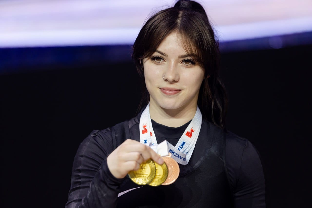 Сахалинские спортсменки взяли первые медали первенства России по тяжёлой атлетике Крупные соревнования прошли на базе спортивной школы "Кристалл". Южно-Сахалинск принял 274 атлета из 53 регионов, включая действующих призёров чемпионатов мира и Европы. Почётные гости — легенды мирового спорта, олимпийские чемпионы Юрий Захаревич и Павел Кузнецов. — Именно Россия стала колыбелью современной тяжёлой атлетики! В этом году наш вид спорта отмечает 140-летие, — напутствовал Юрий Захаревич. В первый соревновательный день сахалинская команда открыла счёт наград, завоевав 2 медали. В весовой категории до 59 кг Полина Павлович взяла медаль высшей пробы, а Вероника Мазалова, по итогам трёх попыток, стала обладательницей бронзы. Турнир является отборочным этапом на чемпионат Европы U20 и U23 . Впереди нас ждёт ещё четыре ярких соревновательных дня, где своё мастерство покажут сахалинцы Сергей Девяшин и Глеб Отпущенников. Эхо Сахалина. По сути о событиях на островах.