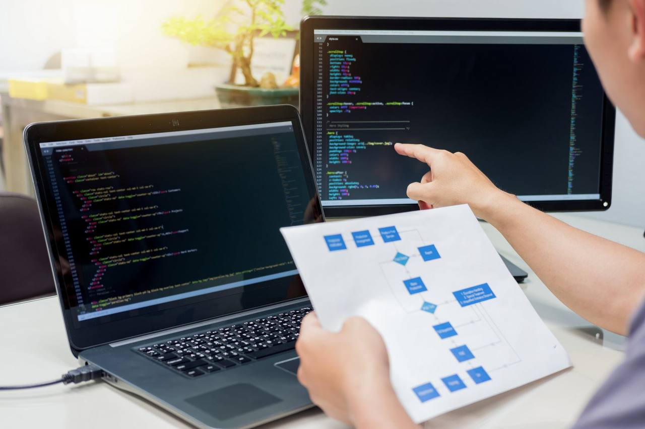 MTS Web Services запустила платформу разработки ПО с ИИ-агентами. Она поможет создавать сервисы с нуля и до самого конца  Это платформа, которая берёт процесс разработки «на рельсы» и автоматизирует до 40% задач с помощью ролевых ИИ-агентов.  Платформа объединяет инструменты для аналитиков, разработчиков, DevOps-инженеров и тестировщиков в единый контур. Здесь можно вести проект от идеи до релиза: проектировать, писать код, тестировать, отслеживать метрики и управлять архитектурой. Всё интегрировано между собой без набора разрозненных сервисов.  DevRails рассчитан на крупный и средний бизнес: от финансов и ритейла до e-commerce.   Встроенные AI Copilot-программы ускоряют разработку и экономят время специалистов:    Product Owner Copilot описывает требования к продукту   Analytic Copilot проверяет их и даёт рекомендации   Test Designer Copilot формирует половину тест-кейсов  В MWS уже фиксируют рост доли кода, созданного с помощью ИИ, до 20%.     #новости