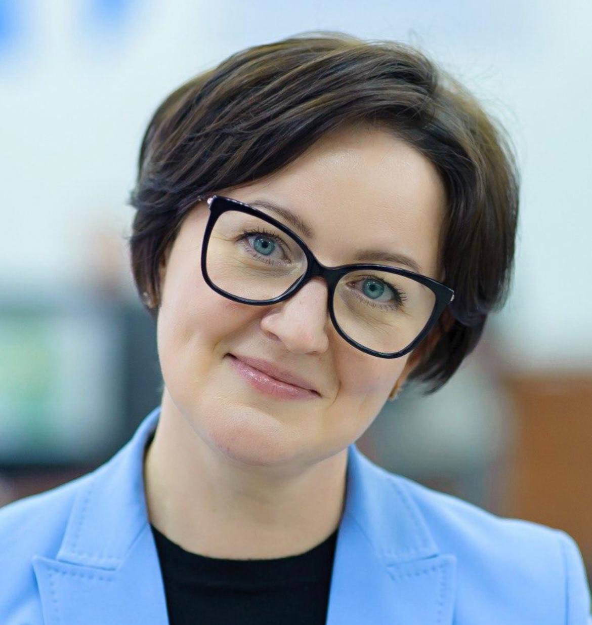 Теперь официально. Денис Паслер назначил Инну Аверкову директором Департамента информационной политики Свердловской области Врио губернатора Свердловской области Денис Паслер подписал указ о назначении директором Департамента информационной политики Свердловской области Инну Аверкову. Она приступила к исполнению обязанностей 9 июня. Инна Владимировна Аверкова окончила Магнитогорский государственный технический университет. Прошла путь от специалиста пресс-центра до руководителя отдела по связям с общественностью - пресс-секретаря главы города Новотроицка. Более 5 лет на руководящих должностях в коммерческом секторе курировала сферу связей с общественностью. В 2012 году возглавила отдел пресс-службы управления информационной политики аппарата Губернатора и Правительства Оренбургской области. Позже выстраивала работу Центра управления регионом. С 2021 года работала в статусе заместителя министра региональной и информационной политики Оренбургской области. #миржурок