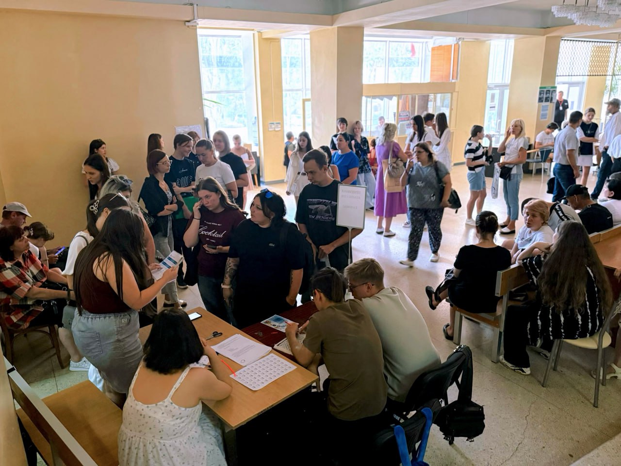 В ДонГУ подведены первые итоги приемной кампании – уже опубликованы приказы о зачислении в бакалавриат 281 абитуриента по отдельной квоте, готовятся приказы о зачислении бакалавров на общих основаниях. В 2025 году ведущему вузу Донбасса выделено 2 624 бюджетных места, из которых бакалавриат и специалитет – 1731 место. 568 мест распределено на особую и отдельную квоту. Всего в бакалавриат, специалитет и магистратуру в ДонГУ подано свыше 19 тысяч заявлений от абитуриентов. Традиционно пользуются наибольшей популярностью у абитуриентов образовательные программы по информационной безопасности, программной инженерии, правовому обеспечению национальной безопасности, судебной и прокурорской деятельности, дизайну, журналистике, физкультуре и спорту. Проходной балл по университету составлял 250-310 баллов. Средний конкурс по всем направлениям подготовки – 8 человек на место, самый высокий конкурс был на юриспруденцию, экономическую безопасность, дизайн.