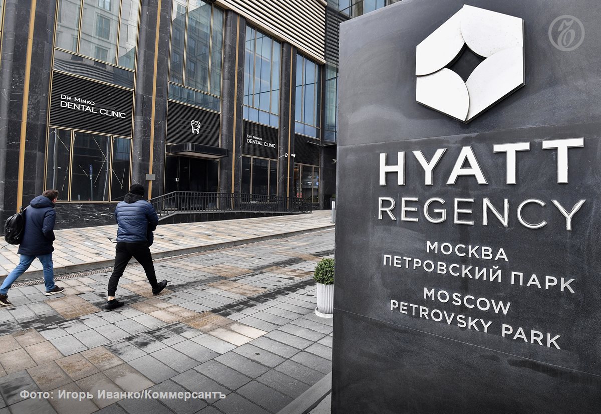 ВТБ продал отель Hyatt Regency Moscow Petrovsky Park на Ленинградском проспекте на севере Москвы структуре 360 Executive Hotel Management Алексея Васина Эксперты оценивают сделку в 8 8 13 млрд руб Эти инвестиции можно будет окупить примерно за 15 лет Новый собственник гостиницы АО Петровский парк отель которым управляет структура 360 Executive Hotel Management EHM не новичок на отельном рынке его струткура управляет объектами в Москве Геленджике и на балтийском побережье Калининградской области Ъузнал