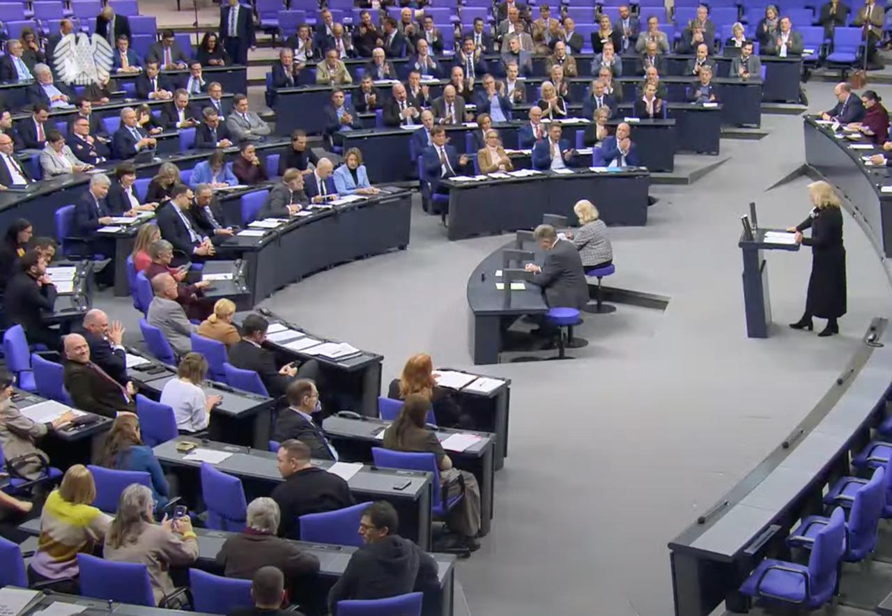 Бундестаг одобрил пенсионный пакет федерального правительства За проголосовали 319 депутатов против 225 воздержались 53 Таким образом достигнуто так называемое канцлерское большинство