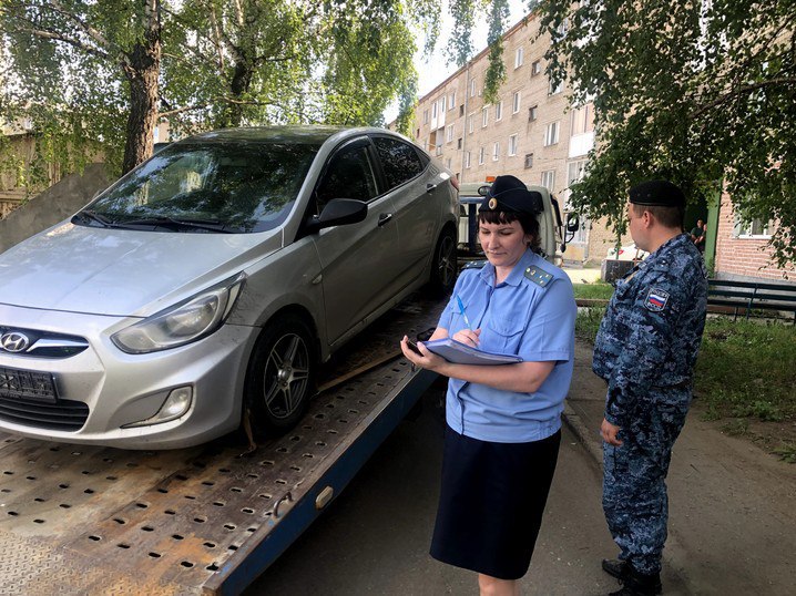 У жителя города Асина, оформившего заем в банке и не вернувшего средства банку, арестовали автомобиль Hyundai Solaris. Мужчина задолжал банку 700 тысяч рублей. Судебные приставы выяснили, что должник владеет иномаркой 2013 года выпуска, и вынесли запрет на совершение регистрационных действий в ГИБДД в отношении автомобиля, а затем наложили на него арест. Сначала иномарку оставили гражданину на ответственное хранение, предупредив о растрате, отчуждении, сокрытии или незаконной передаче арестованного имущества статья 312 УК РФ . Затем автомобиль направили на оценку специалисту и вскоре – на торги. Подробнее – на Бабре #томск