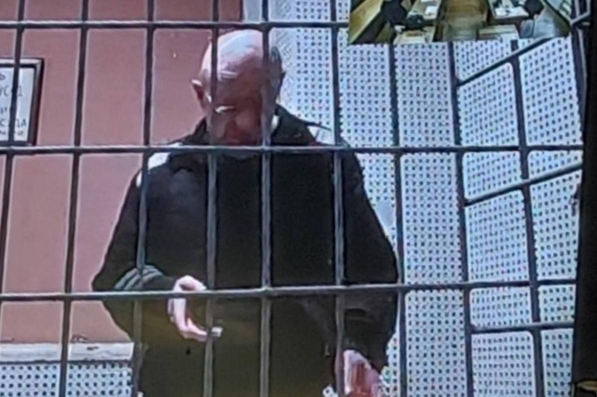 Краснокамский маньяк Станислав Белорусцев, который отбывает пожизненное заключение в колонии «Чёрный дельфин», признался в новом двойном убийстве подростков.   Таким образом, число его жертв увеличилось до 17 человек.   Расследование продолжается, и следственные органы работают над подтверждением деталей и обстоятельств новых эпизодов преступлений.   Краснокамский маньяк долгое время скрывал свою причастность к ряду преступлений, однако последние признания значительно расширили понимание масштабов его криминальной деятельности.   ЧП Пермь    Прислать новость