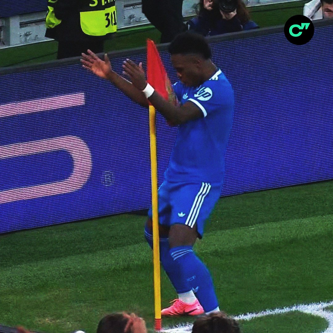 Винисиус отпраздновал гол у углового флажка а в этот момент кто то оскорбил его Судья в итоге остановил матч из за проявления расизма в сторону бразильца Подписывайтесь на Спортс в Max