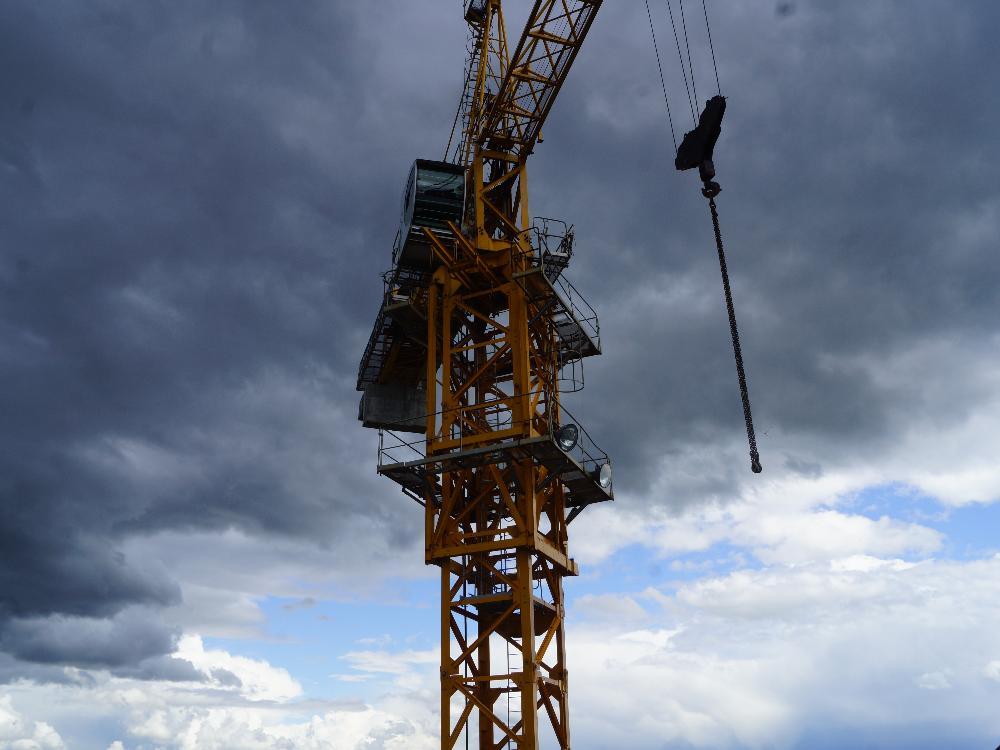 В региональном Минстрое разъяснили грядущие нововведения в Градостроительном кодексе РФ Изменения в Градостроительном кодексе РФ вступающие в силу с 1 марта 2026 года призваны ускорить процесс получения разрешительной документации Ключевое нововведение переход на межведомственное взаимодействие Теперь застройщикам больше не нужно самостоятельно собирать и прикладывать к заявлению пакет документов достаточно будет указать в заявлении их реквизиты Сотрудники местных органов самоуправления сами запросят градостроительный план земельного участка заключение экспертизы проектной документации разрешение на отклонение от предельных параметров строительства и другие данные Как пояснил министр строительства и архитектуры Архангельской области Владимир Полежаев новый порядок сократит временны́е издержки инвесторов и ускорит реализацию проектов Раньше сбор всех справок и заключений ложился на плечи застройщика и занимал недели а то и месяцы отметил министр С 1 марта система меняется от заявителя требуются только инициатива и реквизиты всю остальную работу органы власти будут проводить сами в рамках межведомственного обмена Аналогичный принцип заработает и при сдаче объектов Для получения разрешения на ввод в эксплуатацию теперь не нужно приносить заключение Госстройнадзора в бумажном виде достаточно сообщить его номер Как отметил Владимир Полежаев в Архангельской области эти изменения ложатся в основу региональной политики по ускорению строительного цикла Регион форсирует внедрение поручения президента РФ по сокращению инвестиционно строительного цикла и ставит задачу укладываться в срок до 1000 дней от начала строительства объекта до его завершения По информации Минстроя оптимизация разрешительных процедур является частью федерального проекта Новый ритм строительства национального проекта Инфраструктура для жизни