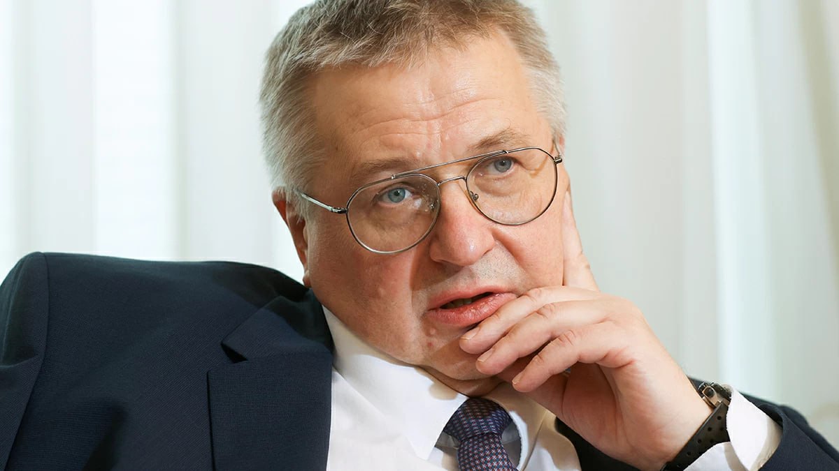 Вице-премьер РФ Алексей Оверчук в интервью «Ведомостям» заявил, что курс Армении на сближение с Евросоюзом уже наносит ущерб экономике республики. По его словам, членство Армении в ЕАЭС привело к значительному экономическому росту: ВВП на душу населения вырос с $3850 в 2014 г. до более чем $8500 в 2024. Взаимная торговля с ЕАЭС достигла $12,7 млрд, тогда как с ЕС – лишь $2,3 млрд. «Экономический успех Армении – это демонстрация преимуществ модели взаимодействия в рамках ЕАЭС», – подчеркнул Оверчук. Однако сейчас Ереван активно обсуждает сближение с Евросоюзом. По словам Оверчука, из-за курса на ЕС российский бизнес стал осторожнее: в 2024 г. товарооборот сократился на $2 млрд, а в 2025 потери могут достичь $6 млрд. Для страны с ВВП $26 млрд это означает потерю 23%. «И это пока только реакция российского бизнеса на армянскую дискуссию», – отметил вице-премьер. Оверчук подчеркнул, что одновременно находиться в ЕС и ЕАЭС не получится. Он предложил гражданам Армении представить, как выбор ЕС повлияет на их жизнь: Закрытие прямого авиасообщения с Россией в 2022 году Брюссель закрыл для российских авиакомпаний небо ЕС . Это усложнит поездки к родным и сократит поток туристов из России. Грузоперевозчикам придется перецеплять фуры на границе, как это делают сейчас европейские и российские перевозчики: «Армянские фуры будут приходить на Верхний Ларс, делать перецепку и возвращаться обратно в Армению». Вице-премьер также обратил внимание на новые армянские правила сертификации продуктов. А упрощение ввоза продукции из третьих стран создаст конкуренцию местным производителям и вынудит ЕАЭС усилить контроль на границе, что осложнит экспорт армянских товаров в Россию. Оверчук подчеркнул, что Россия будет уважать выбор народа Армении. Но сближение с ЕС неизбежно приведёт к полному разрыву между Россией и Арменией. «Хотят ли этого армяне – это вопрос, на который им предстоит ответить», – подчеркнул он.