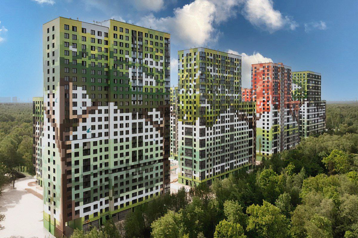 На этой неделе прошла встреча Мосгосстройнадзора, Префектуры СВАО, ГК Seven Suns Development, девелоперской компании Capital Group, выступающей техническим заказчиком, с инициативной группой дольщиков ЖК «Сказочный лес». Работы со стороны технического заказчика по достройке комплекса активно продолжаются: задействовано 244 человека, общая готовность — более 86%. Сейчас во всех корпусах ведётся монтаж инженерных сетей, устройство кровли и отделка мест общего пользования. Завершена прокладка сетей водоснабжения и ливневой канализации. Подъездная дорога будет построена за счёт городского бюджета — решение принято в конце апреля. Завершение строительства планируется в августе 2025 года. Объект находится на особом контроле Мосгосстройнадзора и столичных властей. Напомню, ранее Capital Group успешно завершила достройку проблемного объекта ГК Seven Suns Development на Илимской улице.